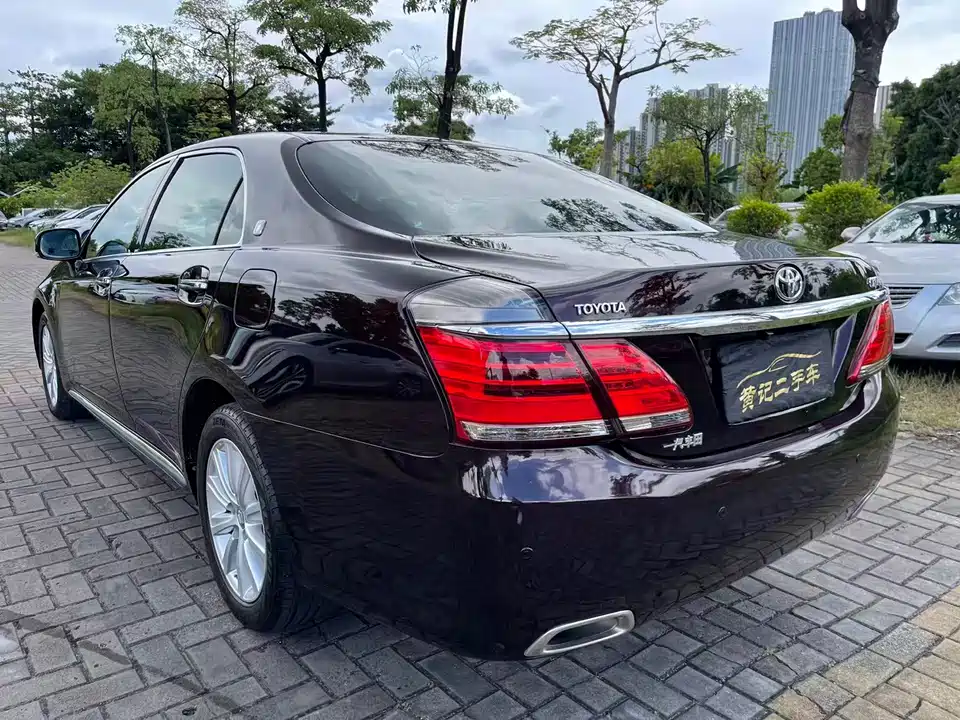 Toyota crown