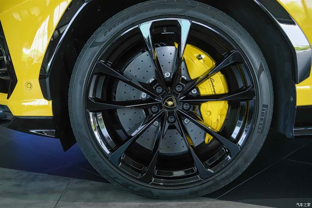 Lamborghini Urus, 2023 6