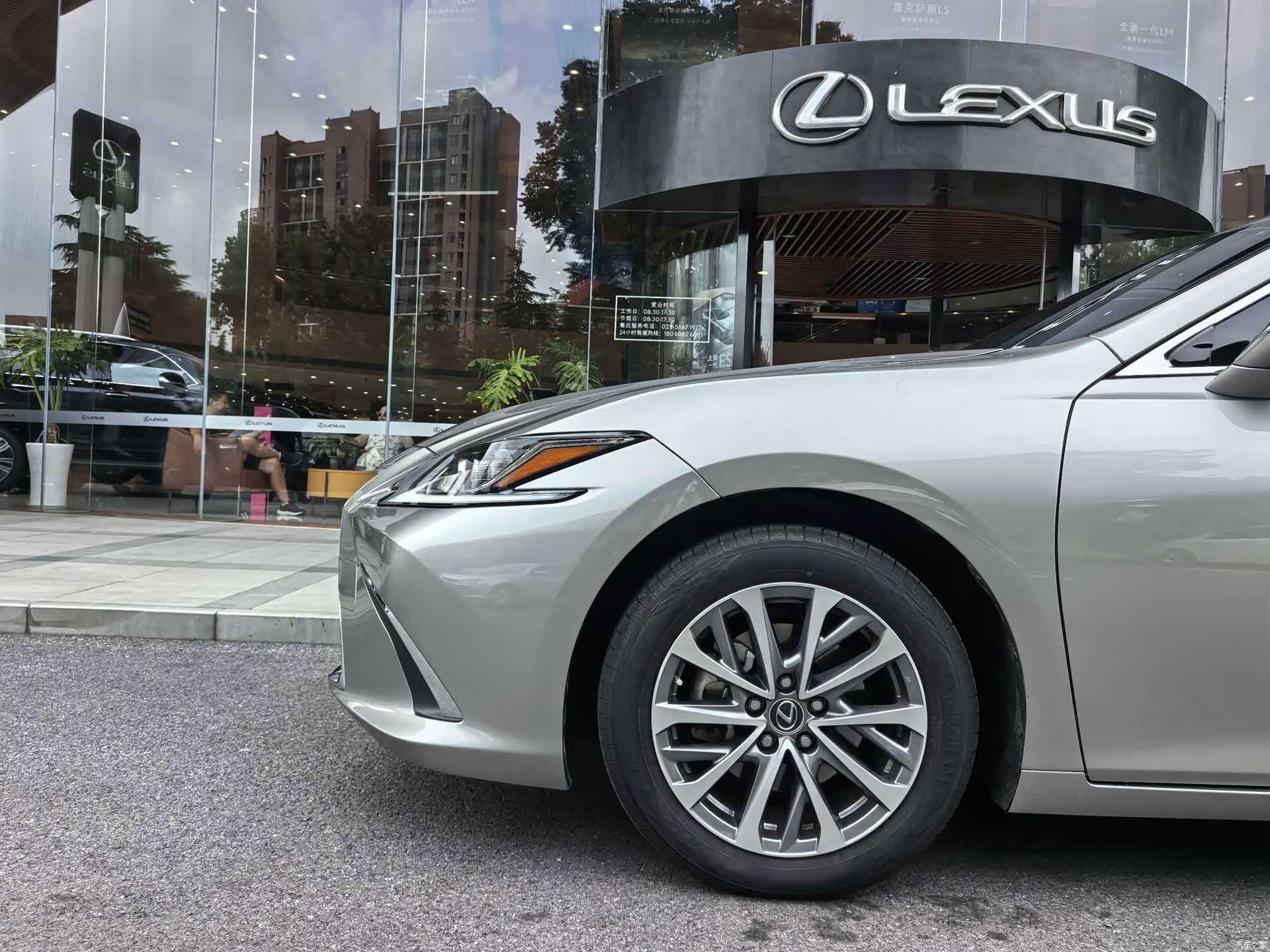 Lexus ES, 2024 4