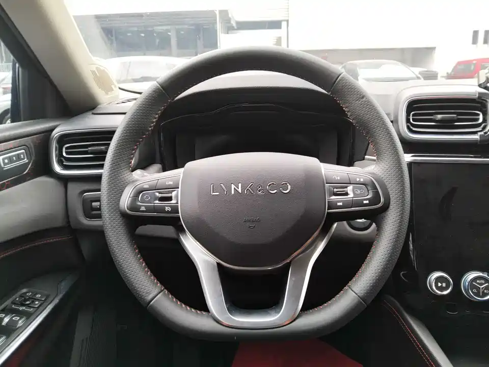 Lynk & Co 02
