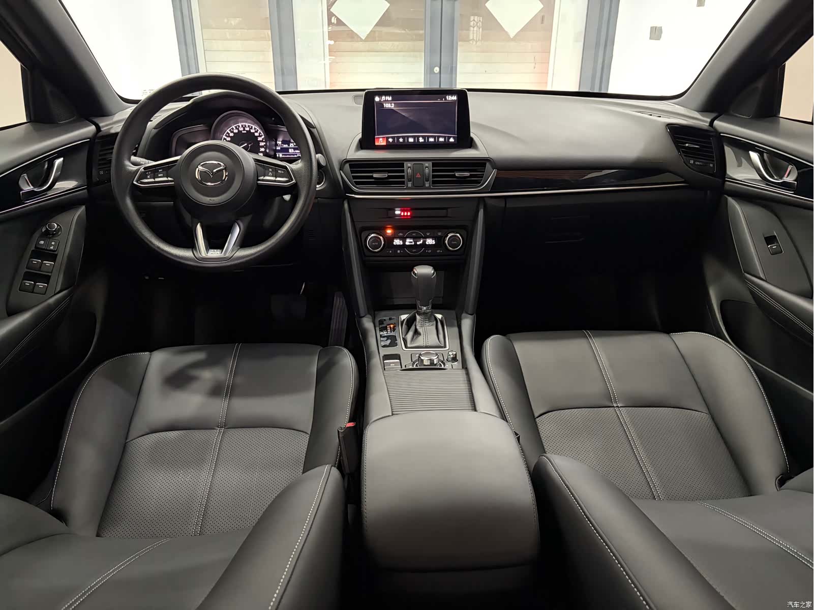Mazda CX-4, 2023 11