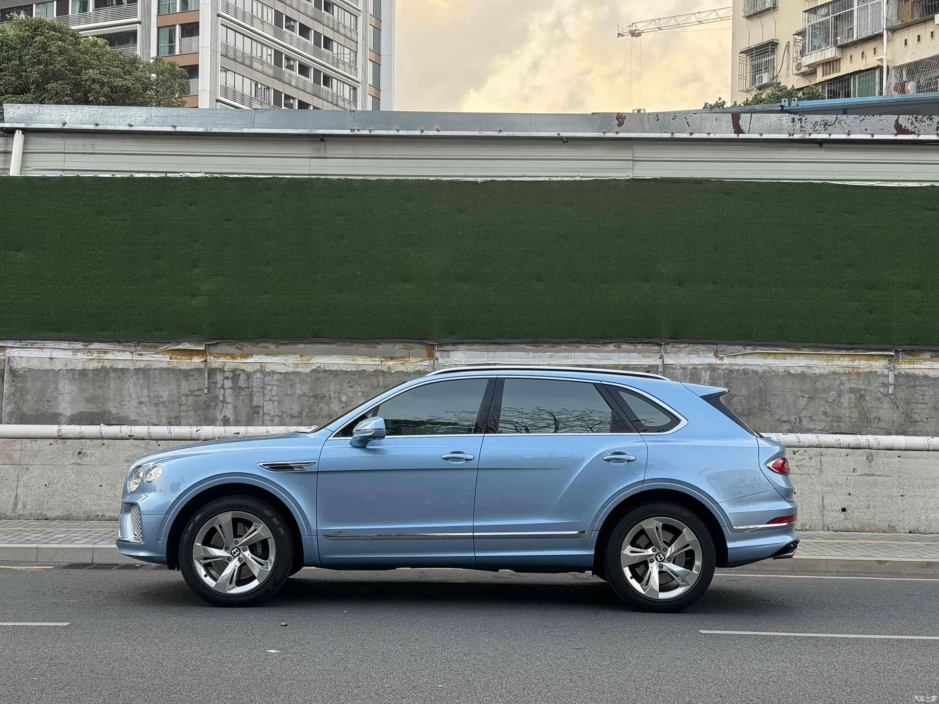 Bentley Bentayga, 2021 11