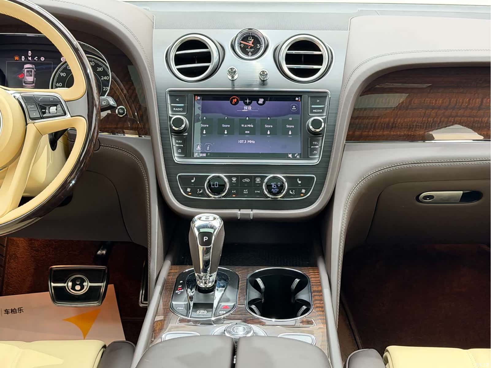 Bentley Bentayga, 2019 24
