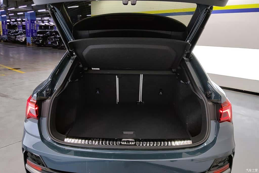 Audi Q3, 2023 4