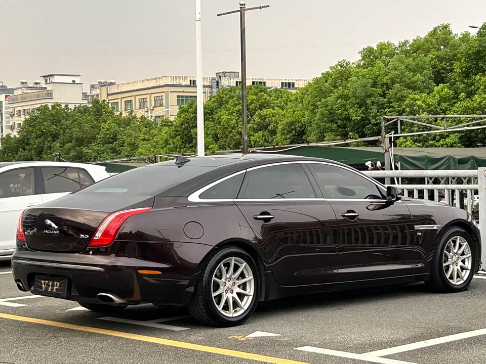 Jaguar XJ Jaguar XJ