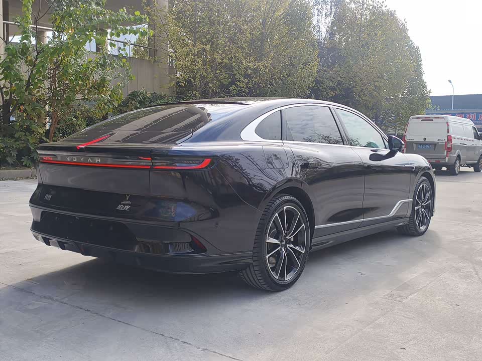 VOYAH Lantu chasing light