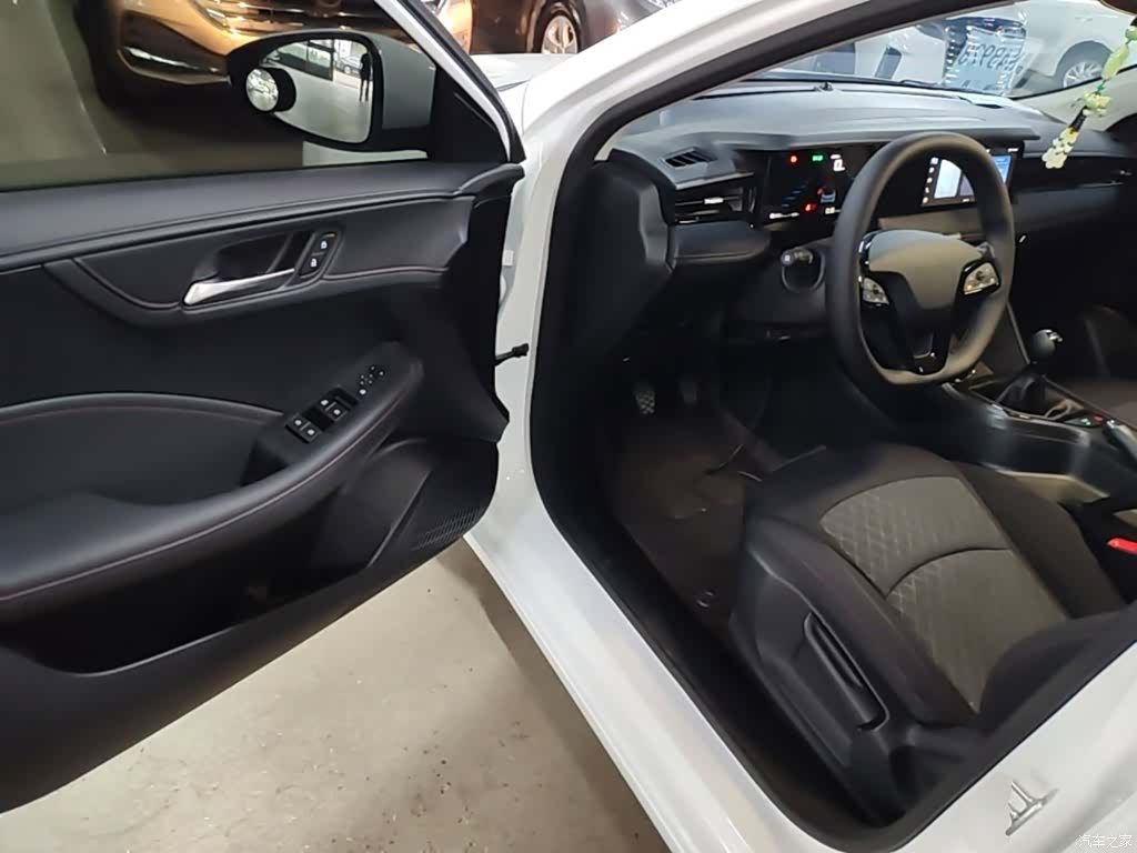 Roewe i5, 2025 16