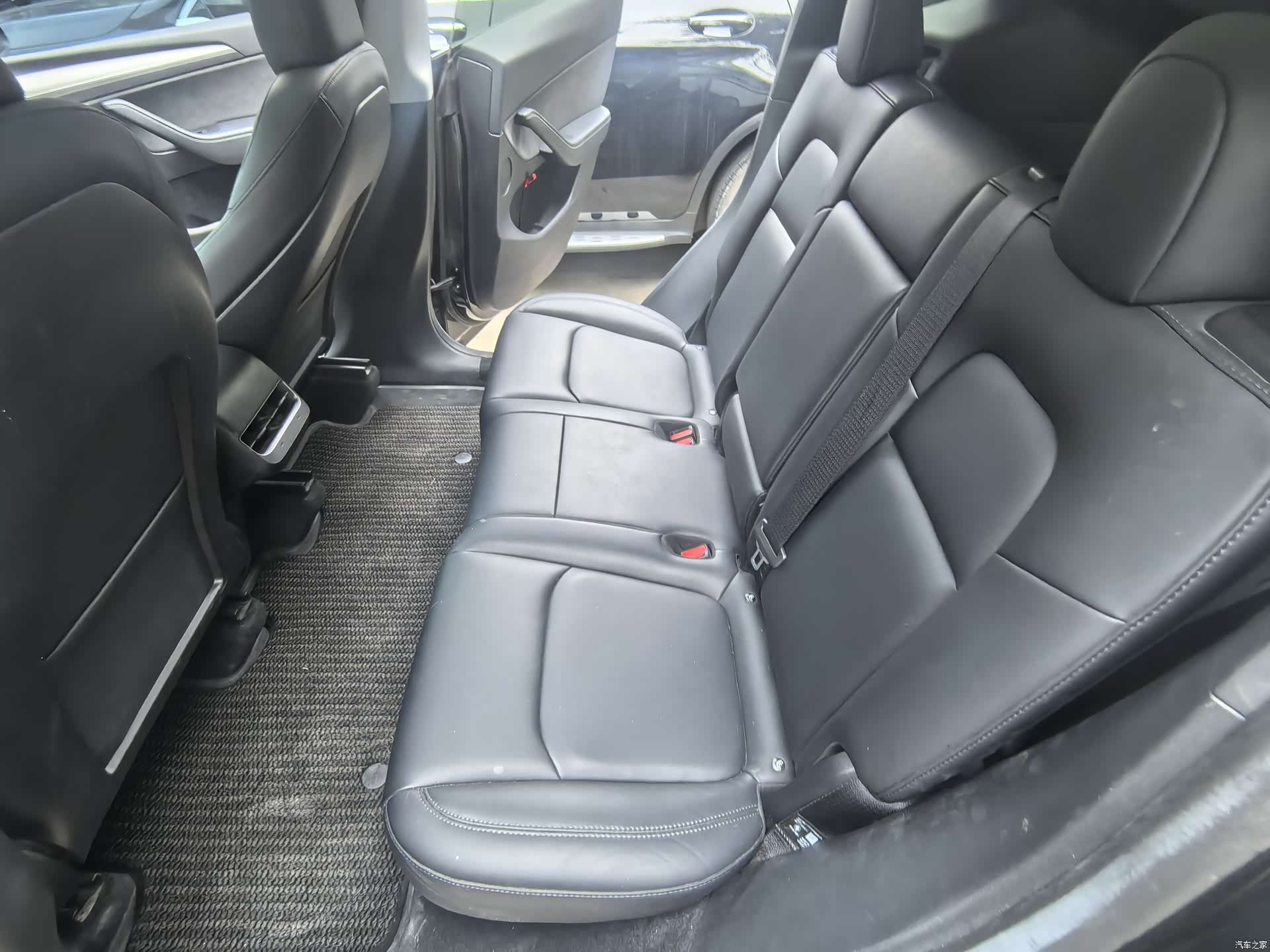 Tesla Model Y, 2024 16