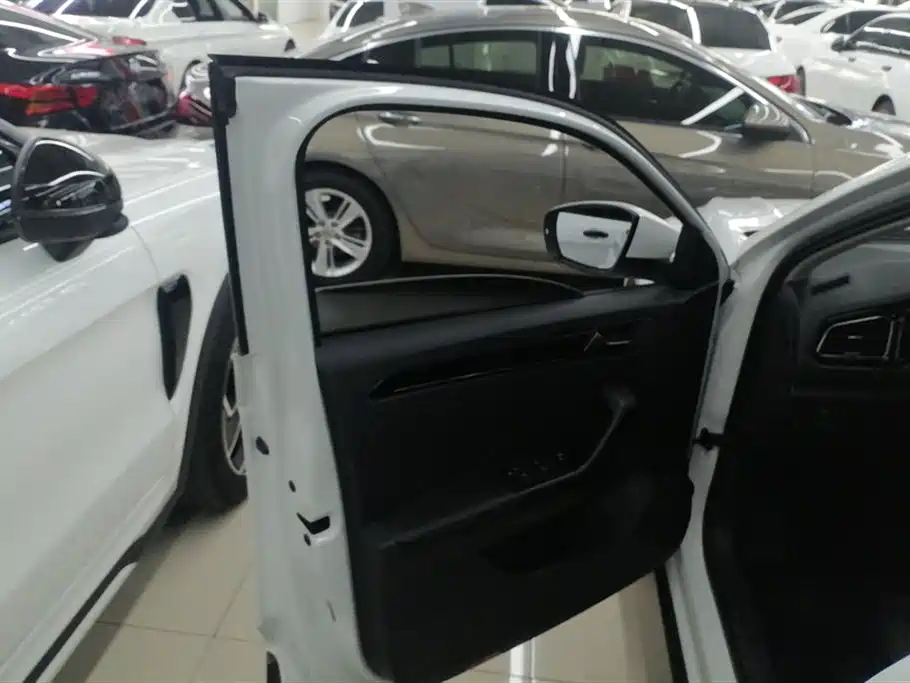 Volkswagen T-ROC exploring Songs