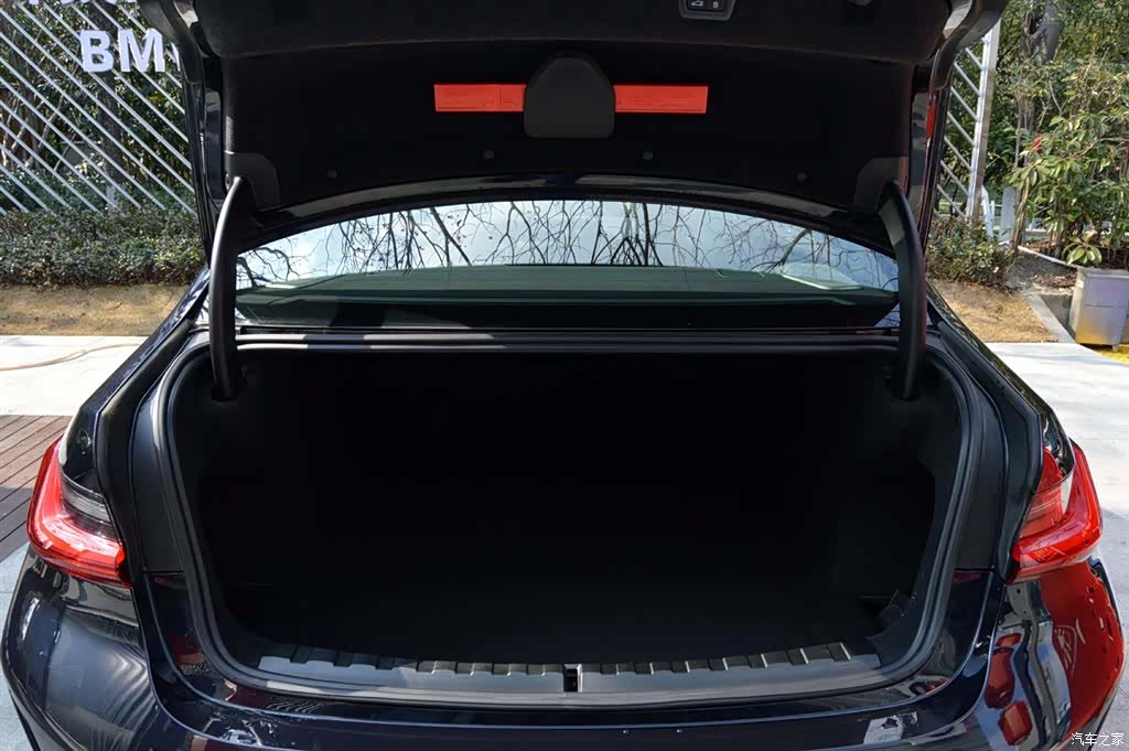 BMW 3 Series, 2025 15