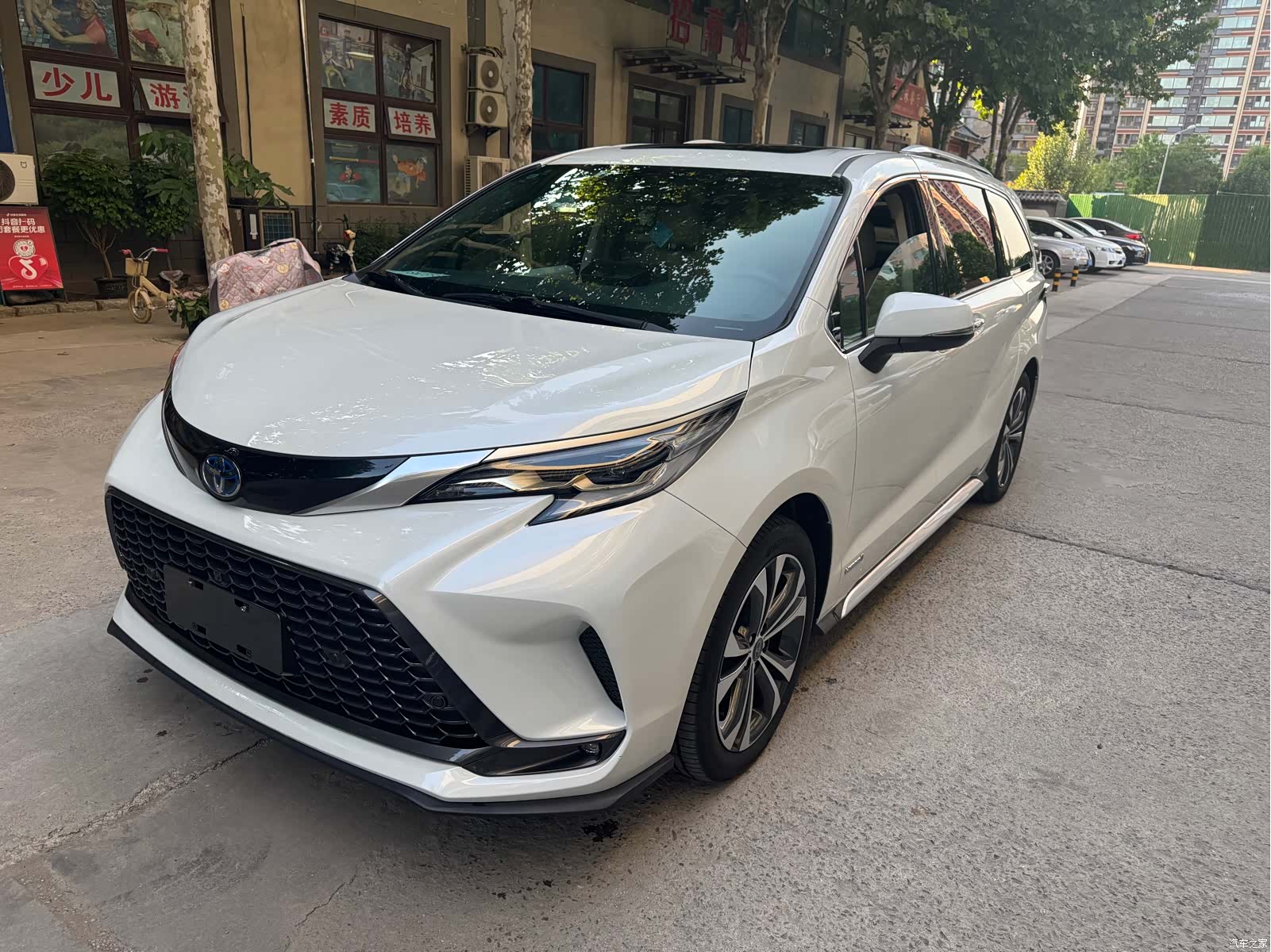 Toyota Granvia, 2023 1