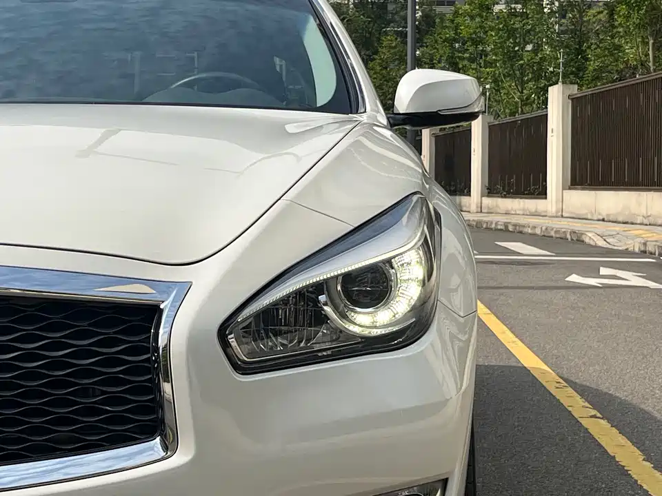Infiniti Q70