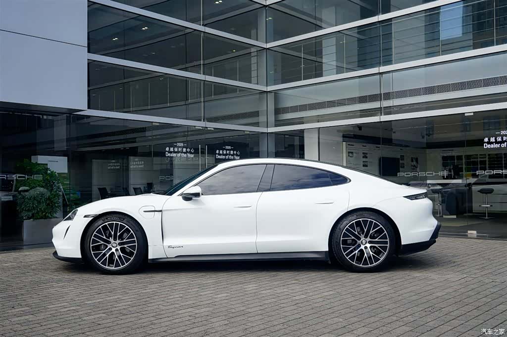 Porsche Taycan, 2022 2