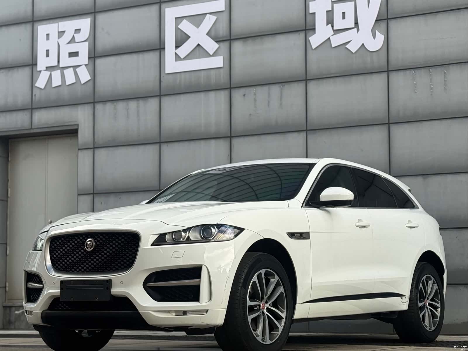 Jaguar F-PACE, 2017 1
