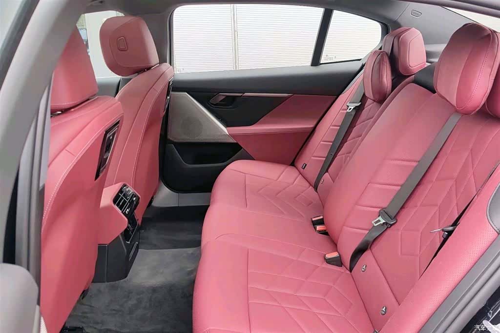 BMW i5, 2025 12
