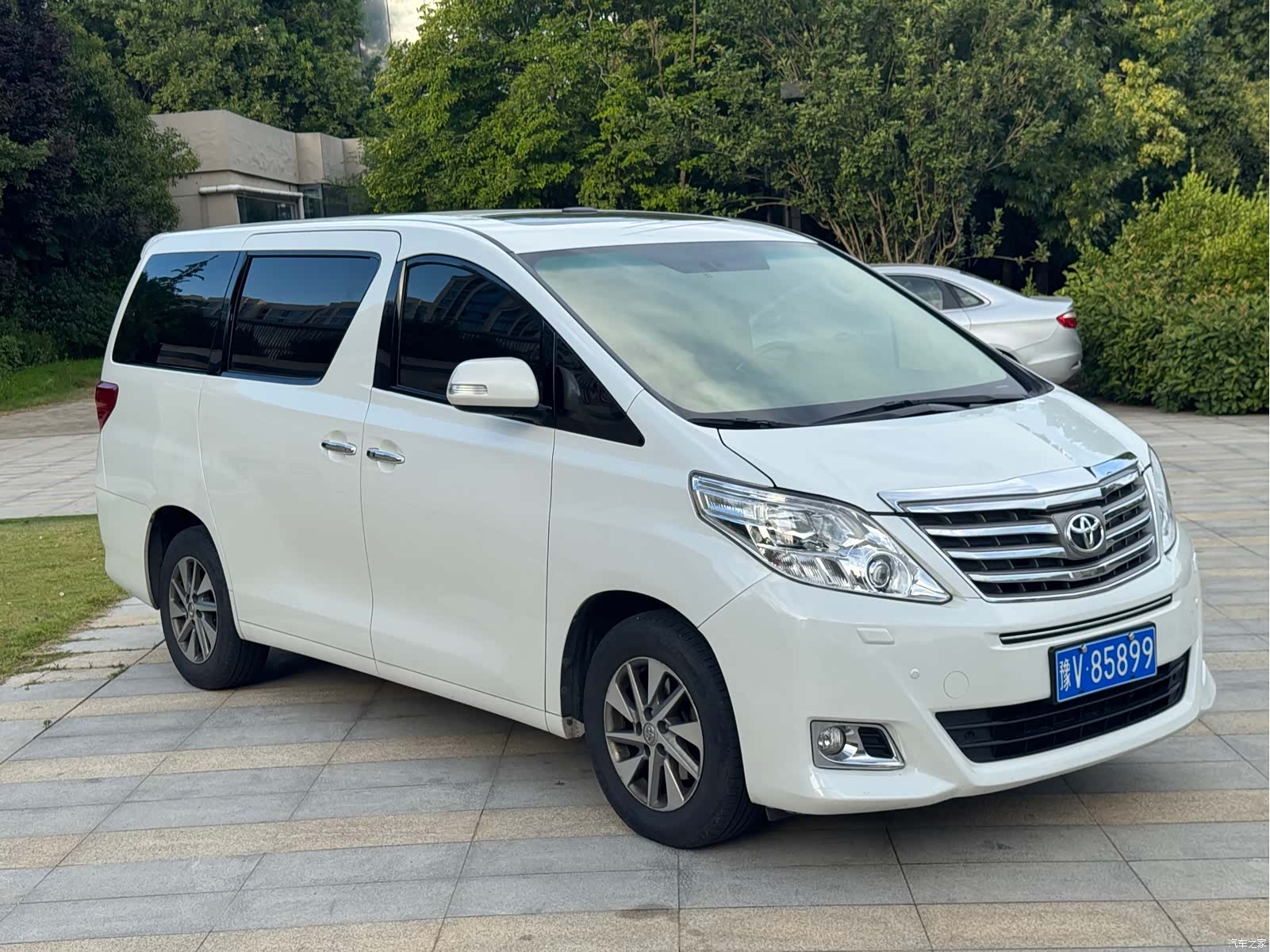 Toyota Alphard, 2014 3