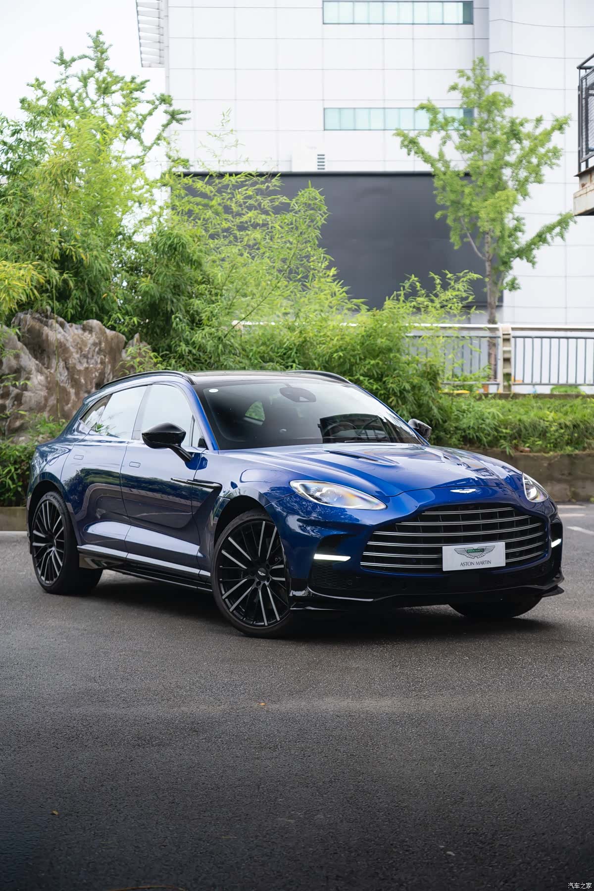 Aston Martin DBX, 2024 3