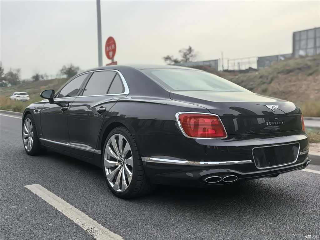 Bentley Flying Spur, 2023 13