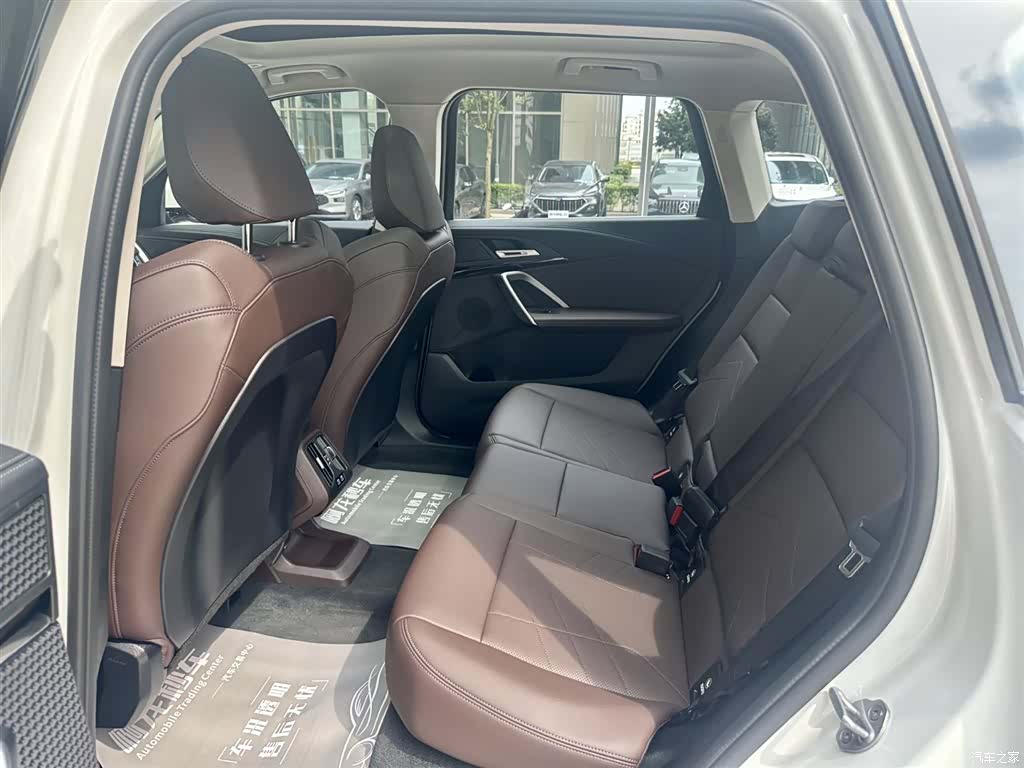 BMW iX1, 2025 9