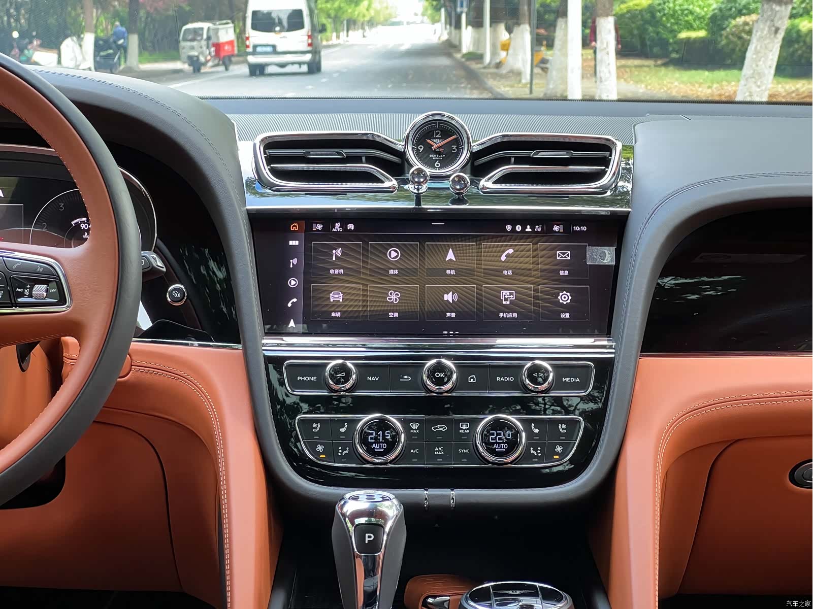 Bentley Bentayga, 2023 12