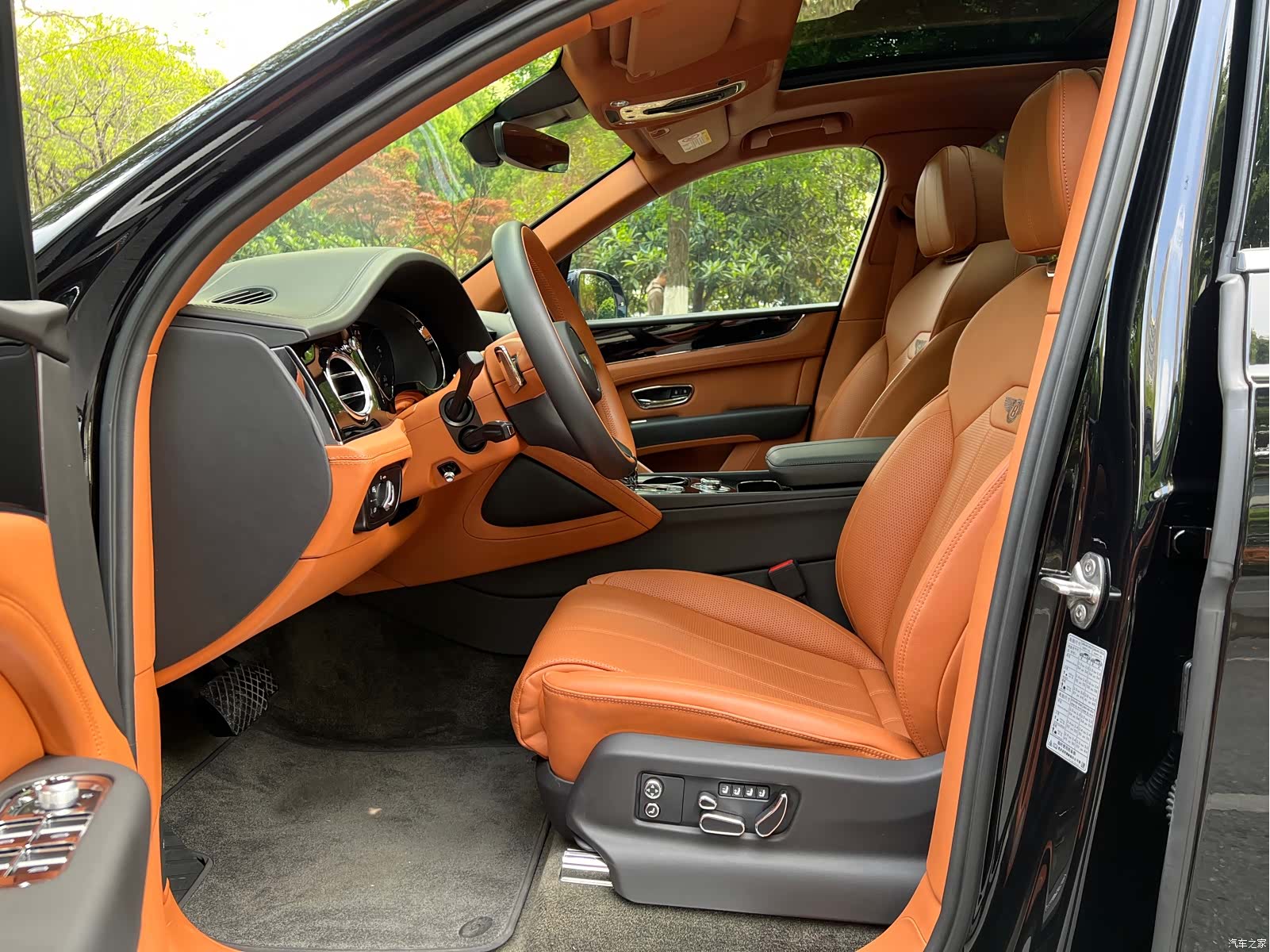 Bentley Bentayga, 2023 все фото