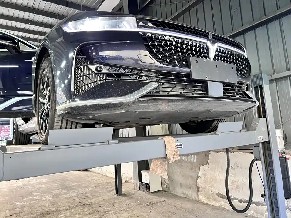 VOYAH Lantu chasing light