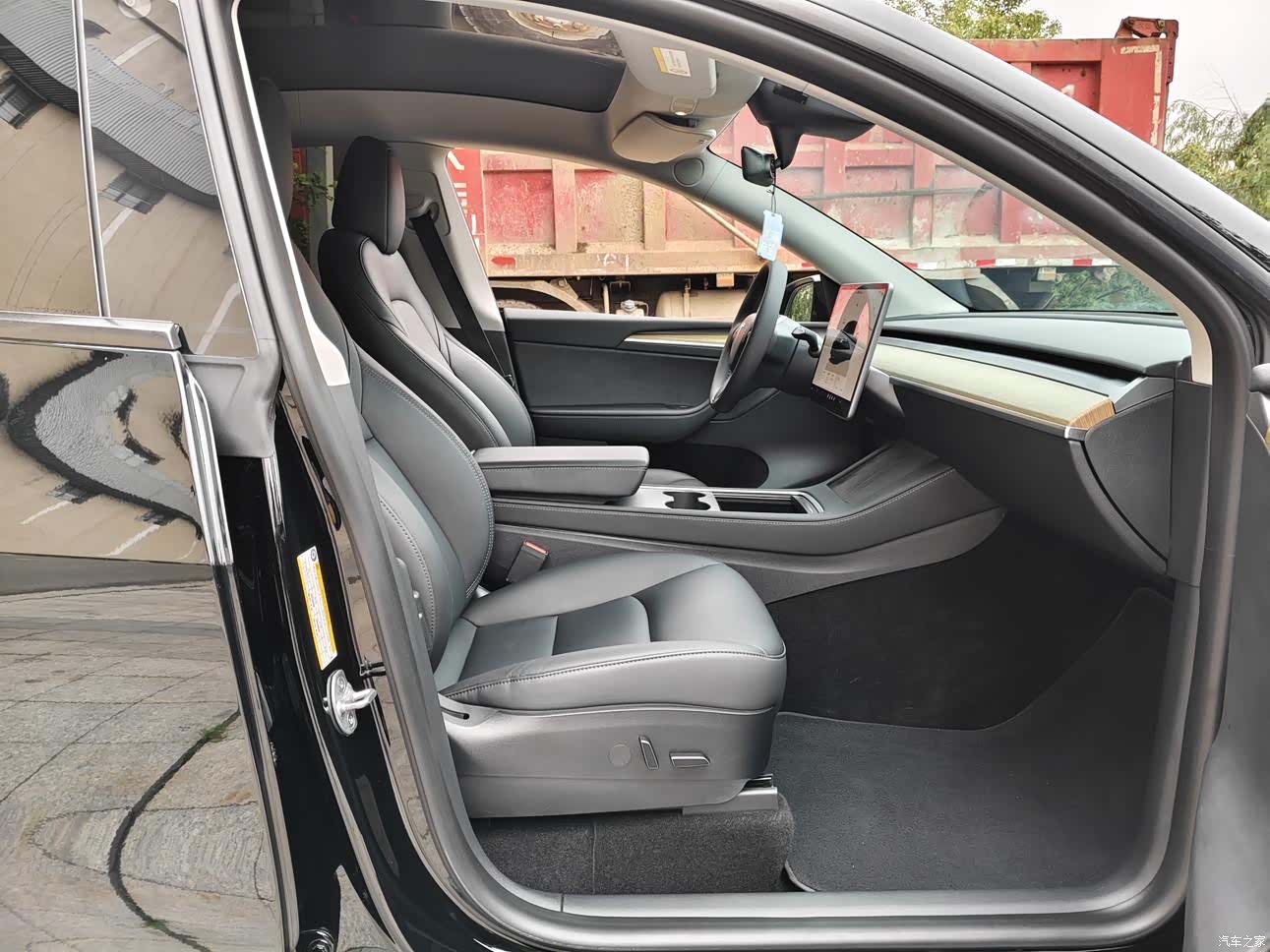 Tesla Model Y, 2023 13