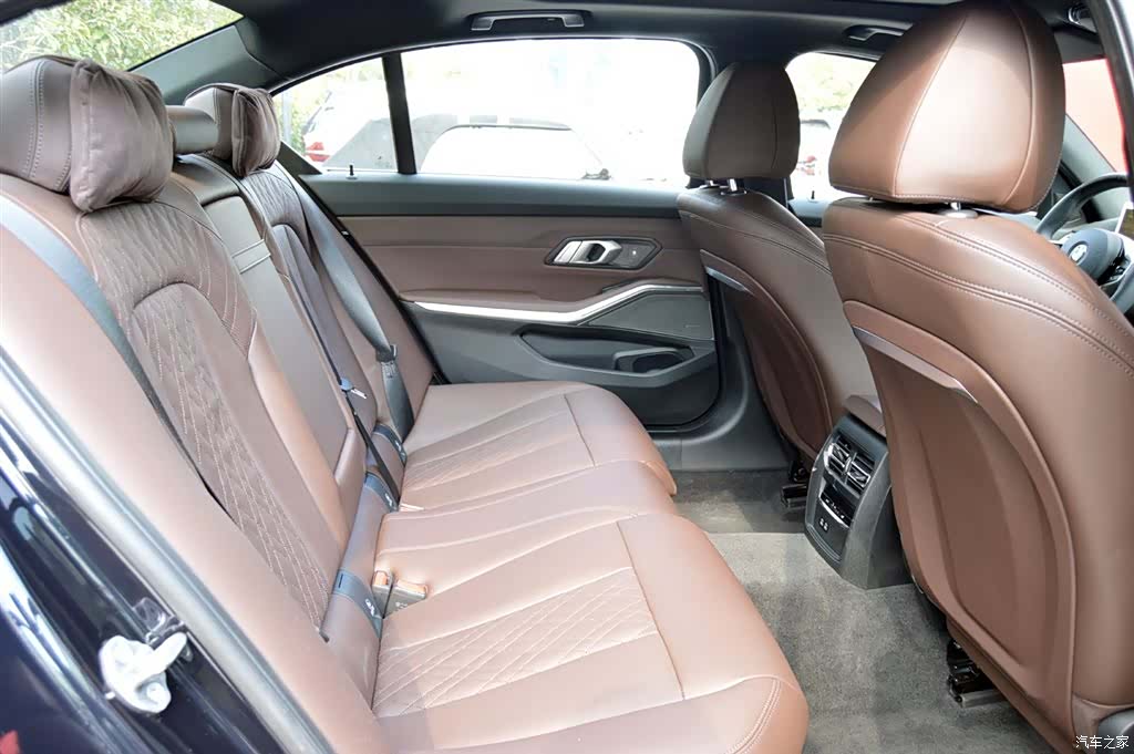 BMW 3 Series, 2025 12