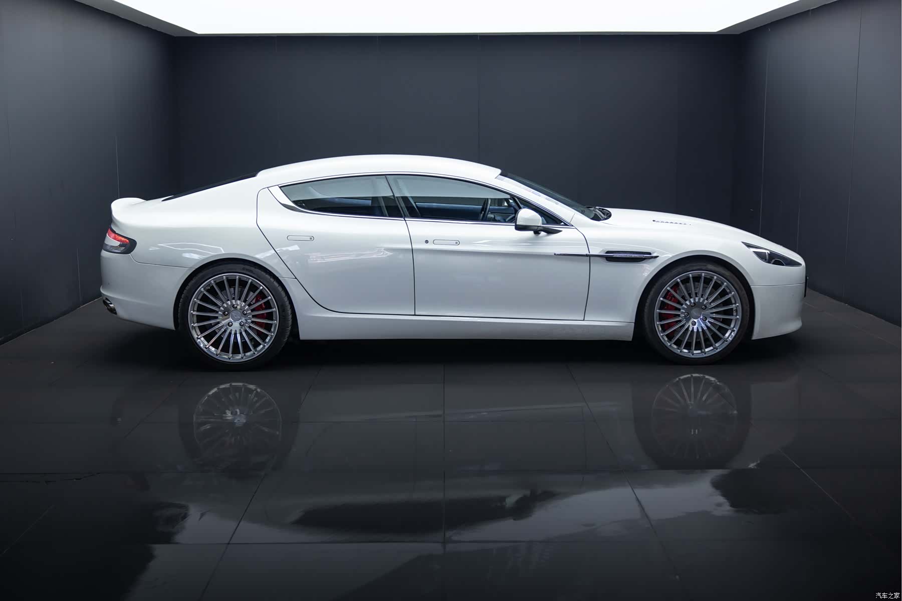 Aston Martin Rapide, 2017 все фото