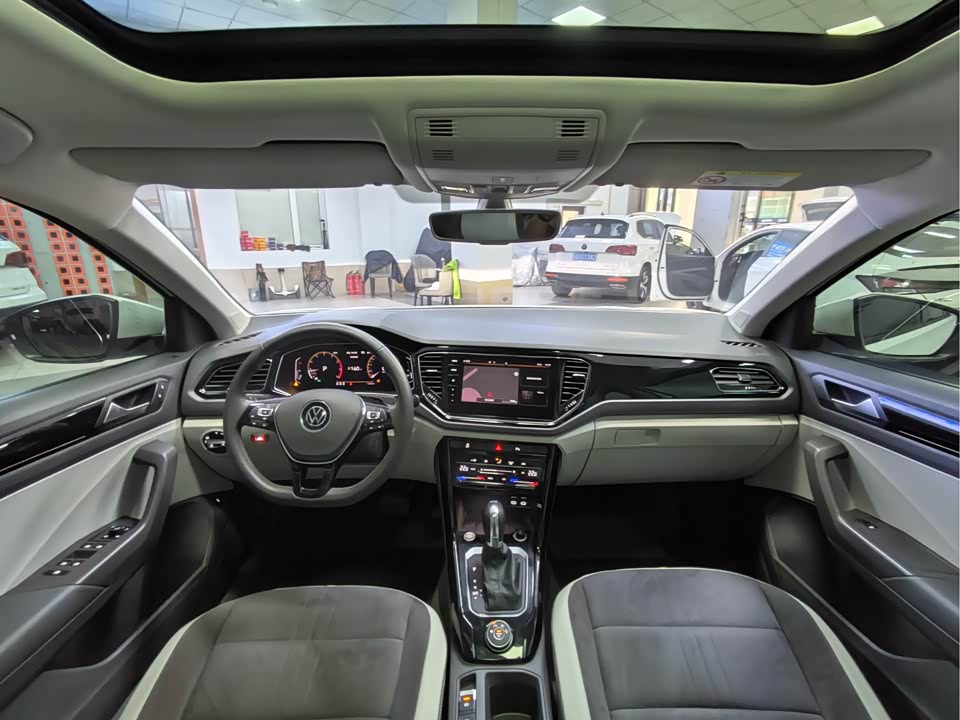 Volkswagen T-ROC exploring Songs