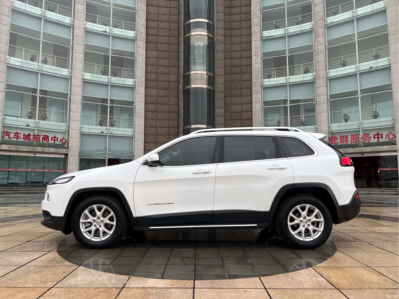 Jeep Cherokee, 2019 3