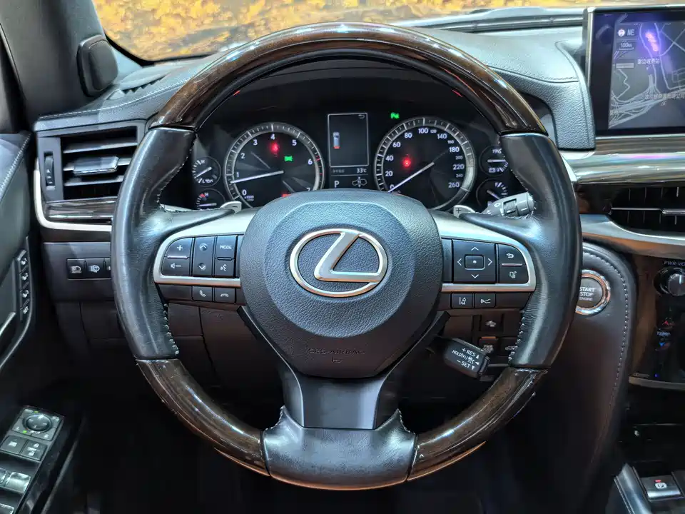 Lexus LX
