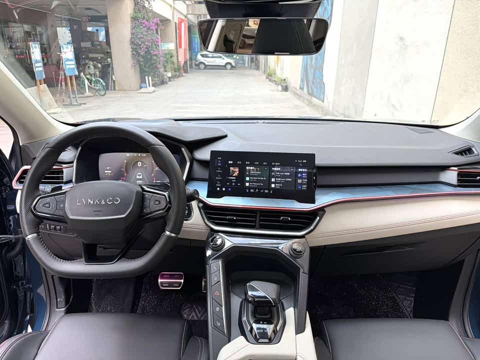 Lynk & Co 06