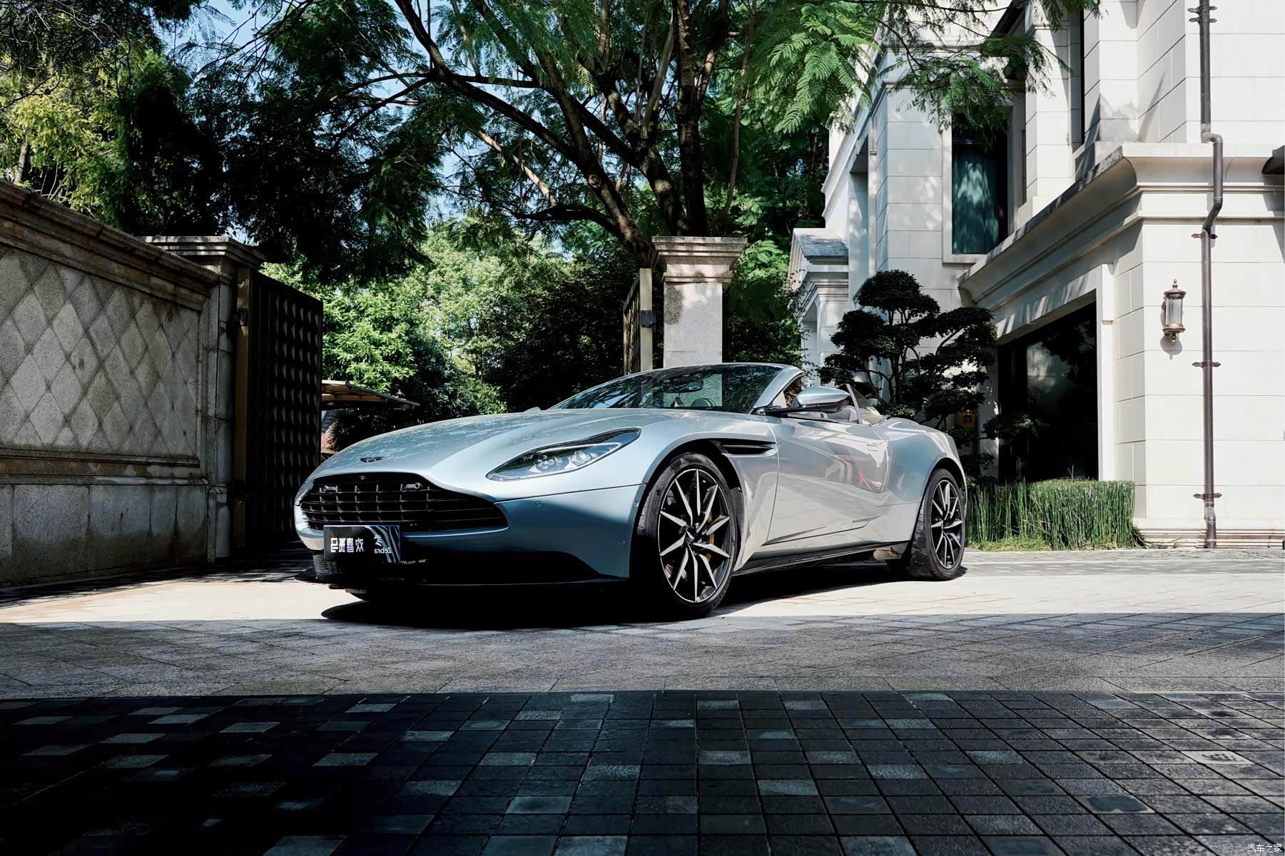 Aston Martin DB11