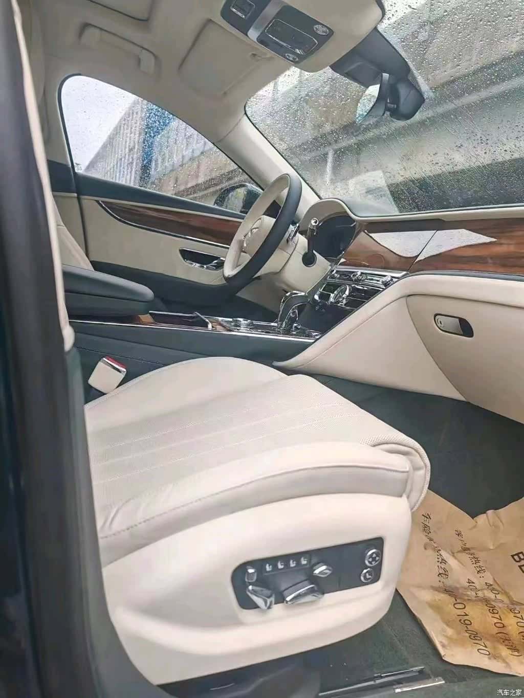 Bentley Flying Spur, 2023 4