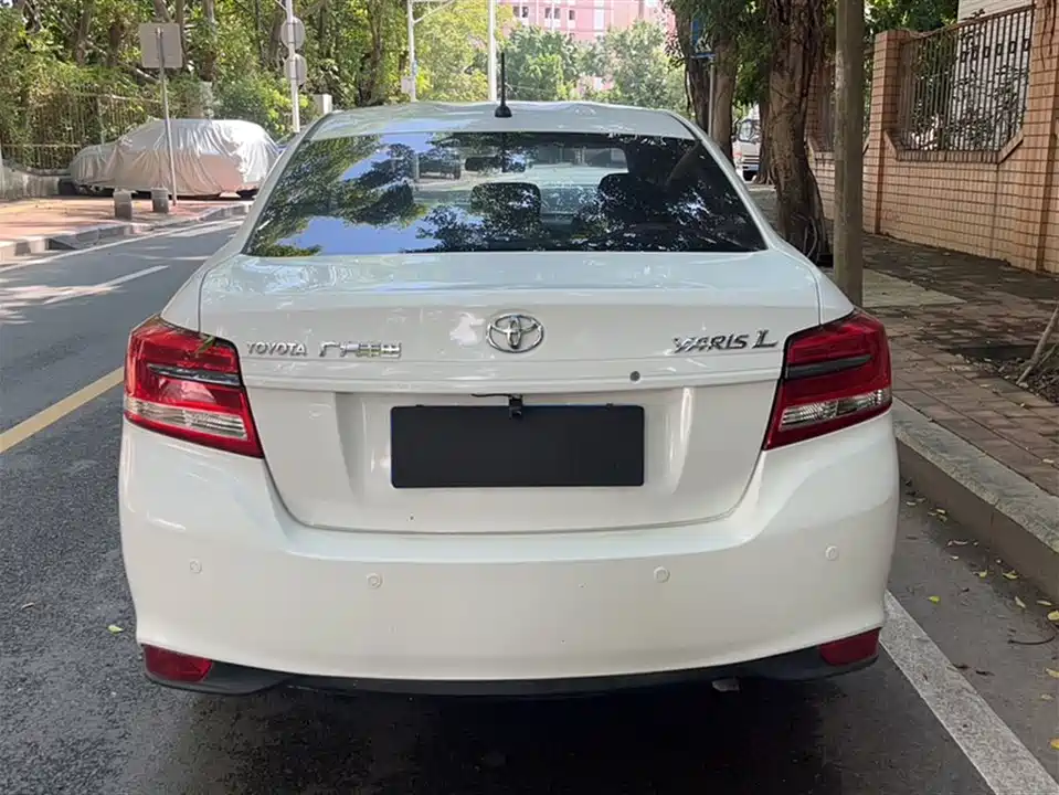 Toyota YARiS L to enjoy