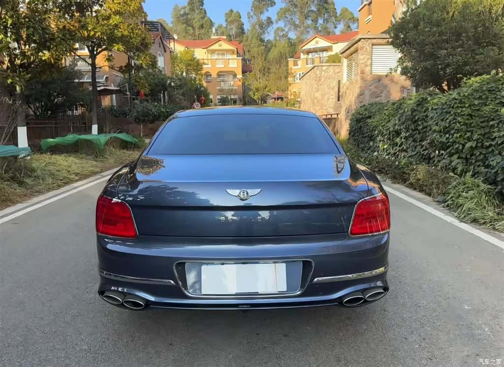 Bentley Flying Spur, 2023 4