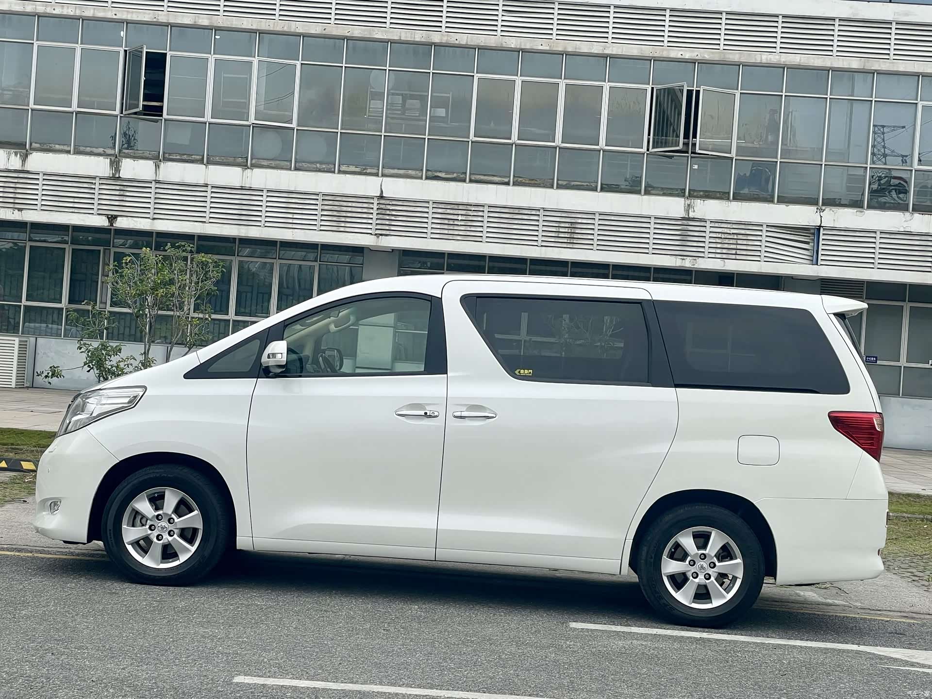Toyota Alphard, 2011 21