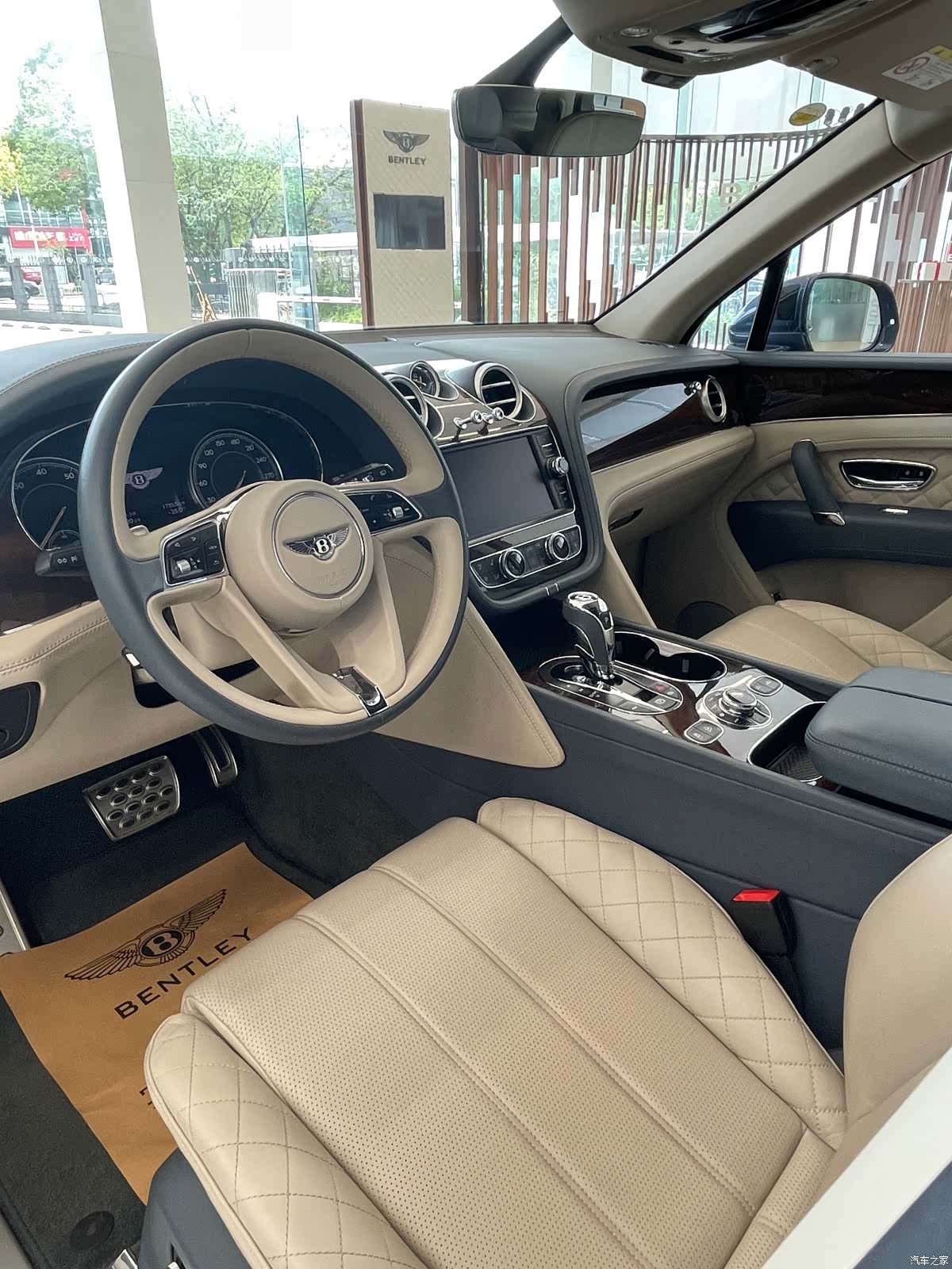 Bentley Bentayga, 2017 11