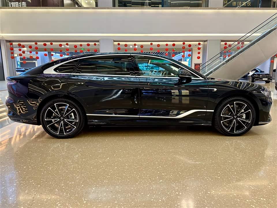 VOYAH Lantu chasing light