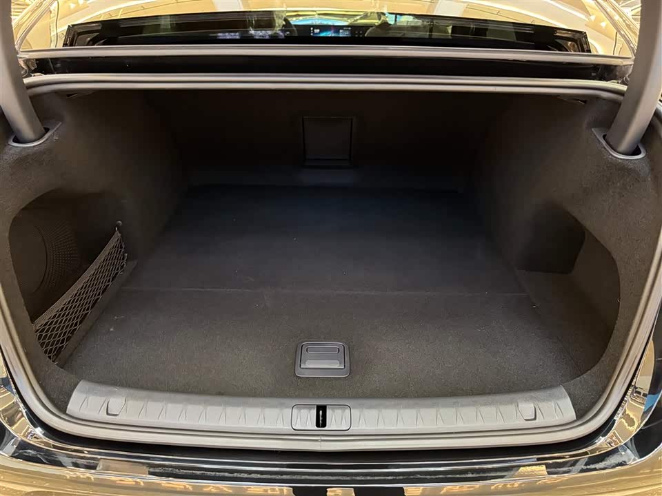 VOYAH Lantu chasing light