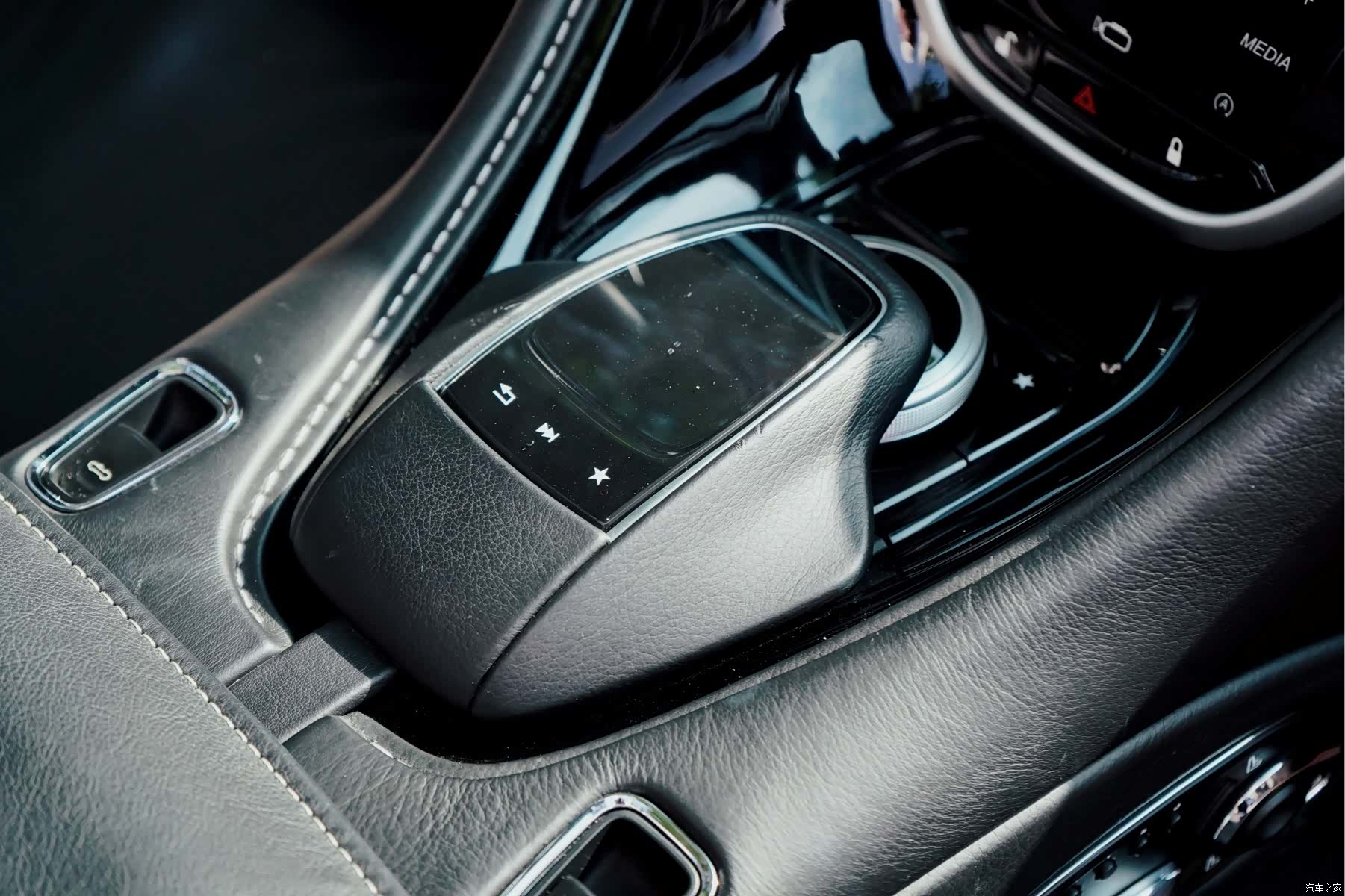Aston Martin DB11, 2021 16