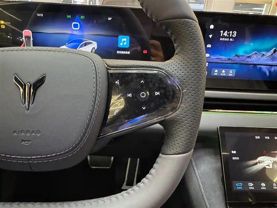 VOYAH Lantu chasing light