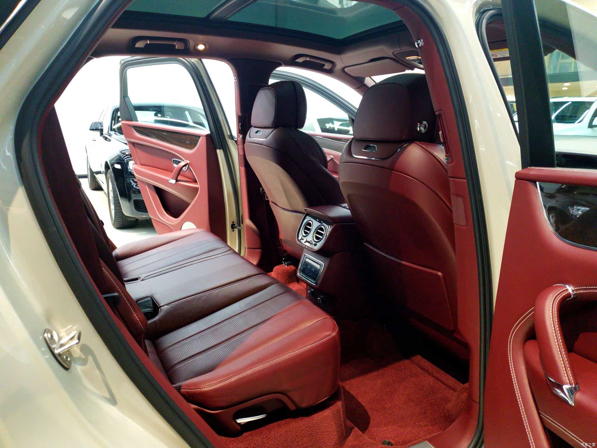 Bentley Bentayga, 2019 8