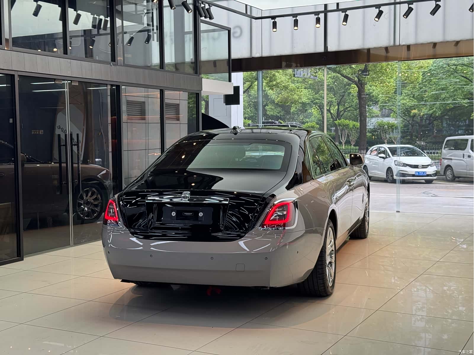 Rolls-Royce Ghost, 2023 все фото