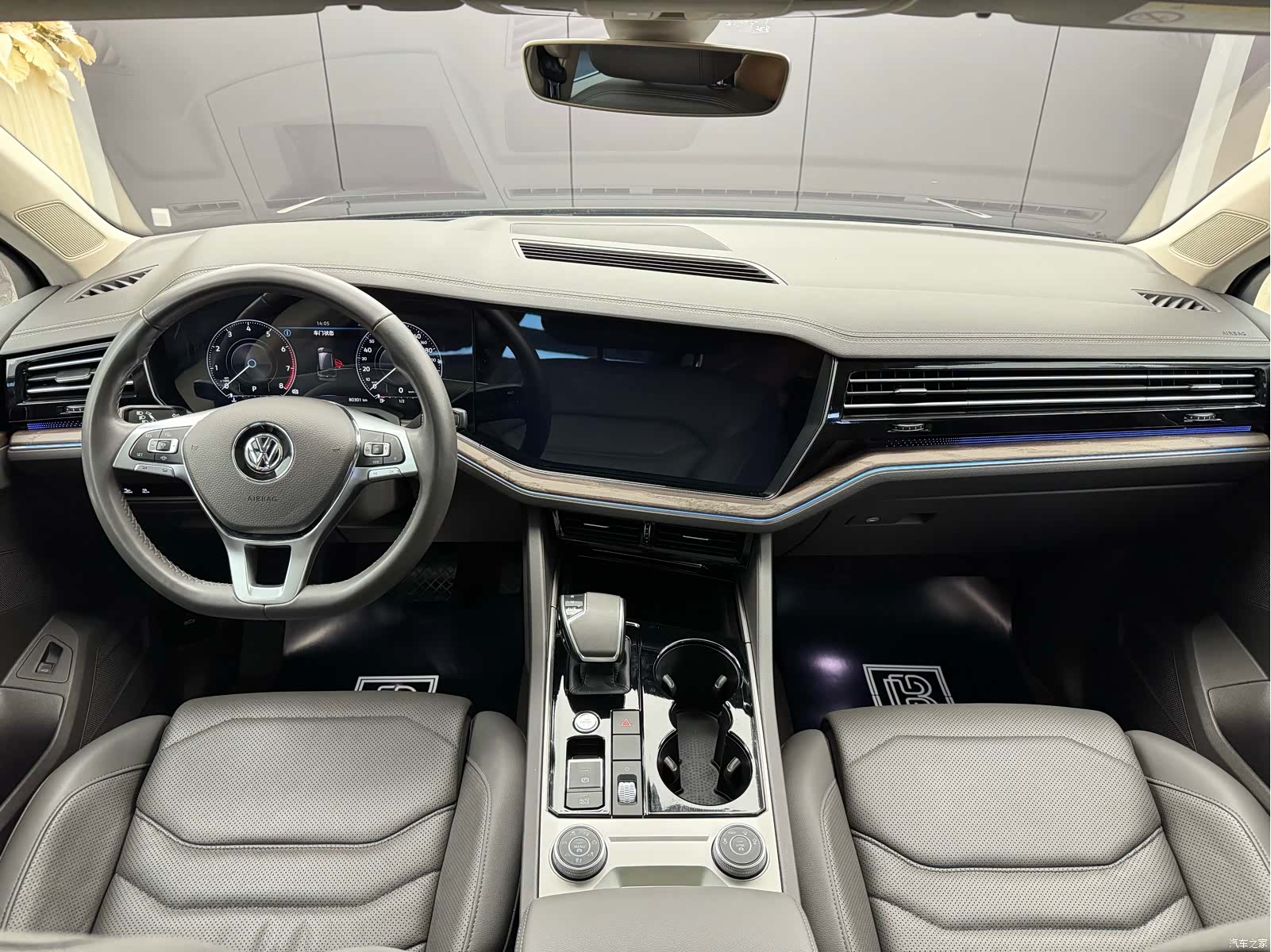 Volkswagen Touareg, 2019 все фото