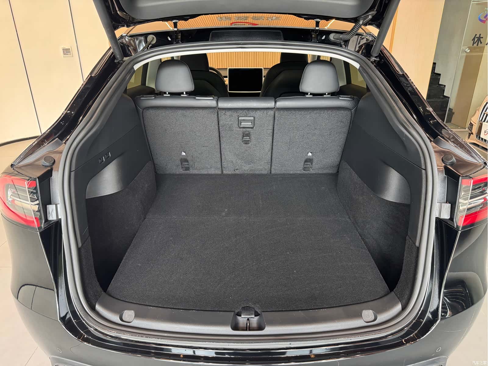 Tesla Model Y, 2023 12