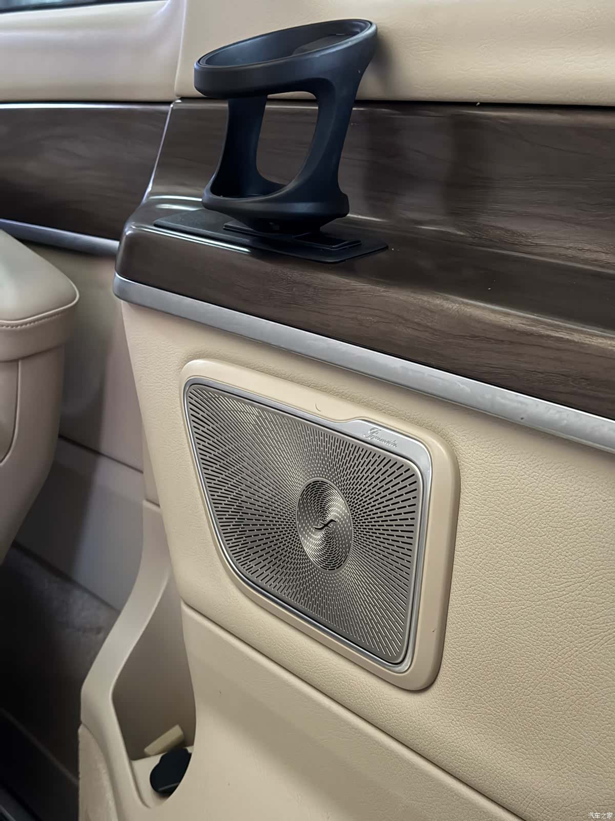 Mercedes-Benz V-Class, 2024 11