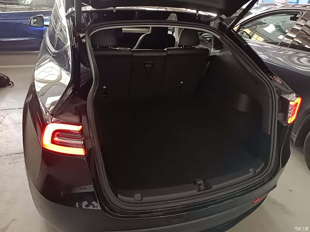 Tesla Model Y, 2023 19