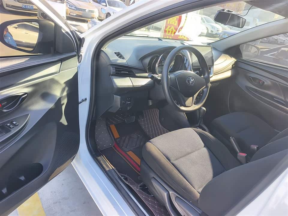 Toyota YARiS L to enjoy